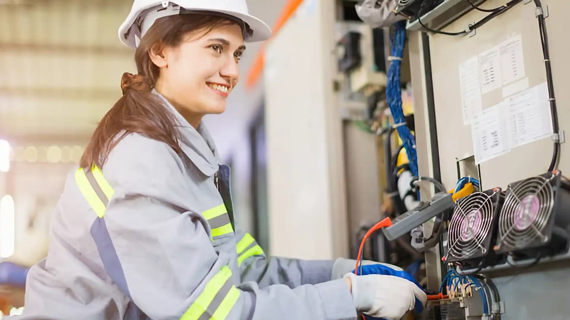 Técnica especializada realizando el mantenimiento de un sistema de accionamiento eléctrico industrial