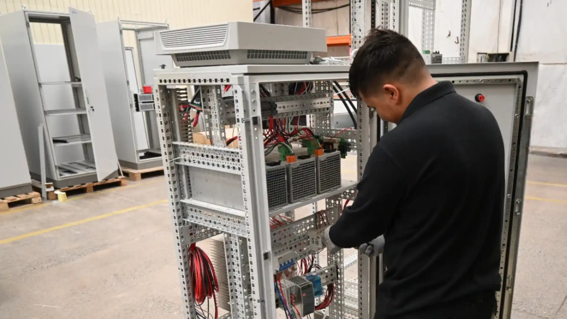 Especialista de MEE trabajando en el montaje de un tablero eléctrico industrial