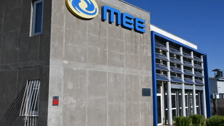 Fachada de las instalaciones de MEE, empresa de soluciones eléctricas industriales