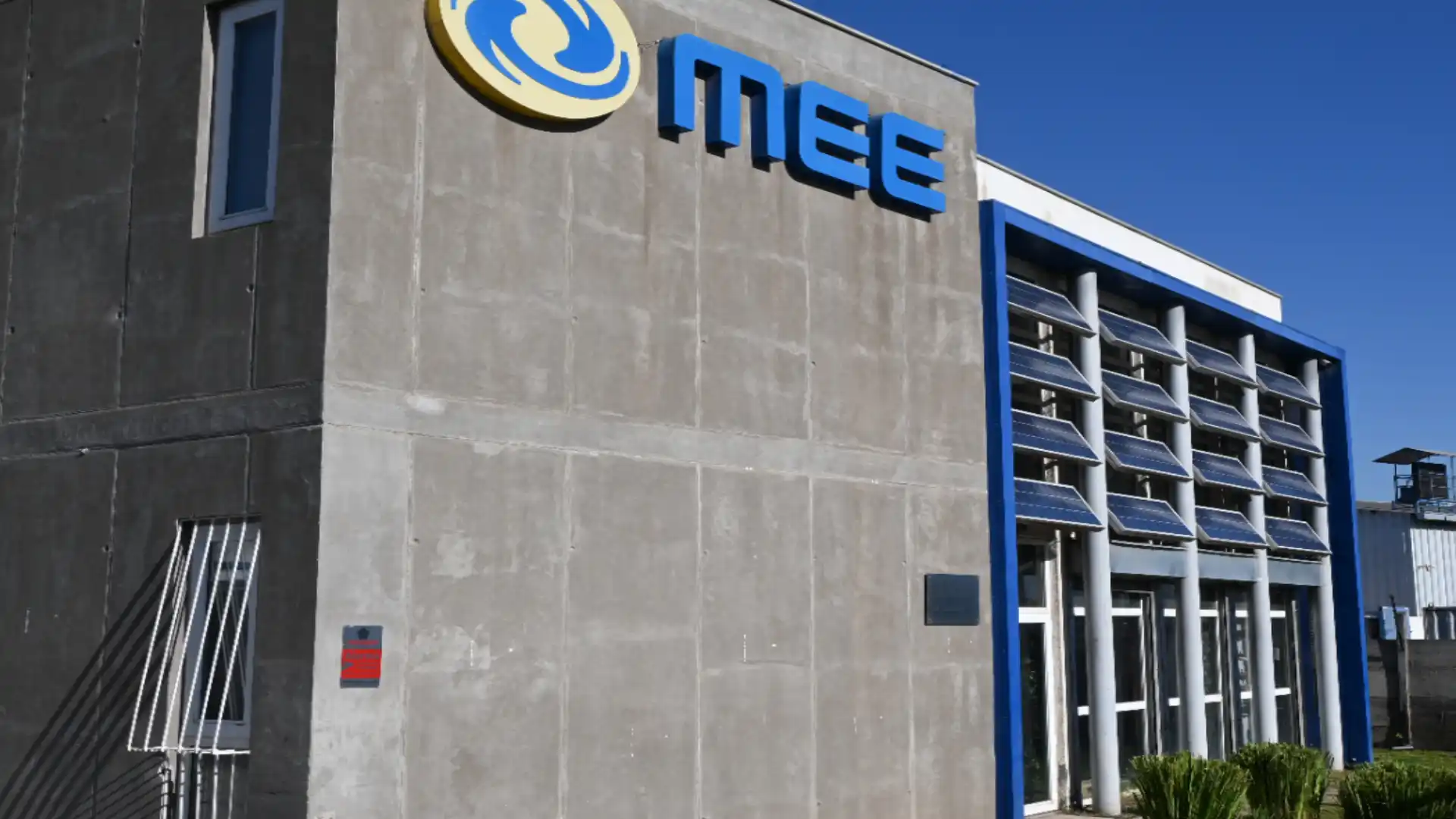 Fachada de las instalaciones de MEE, empresa de soluciones eléctricas industriales